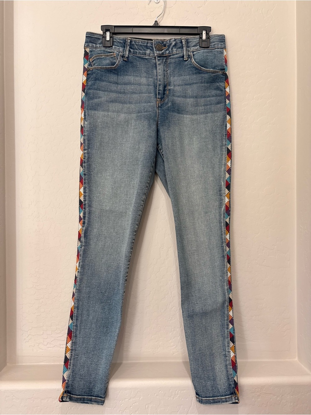 Knox Rose Light Wash Skinny Jeans with Multicolor Geometric Side Trim size 10
